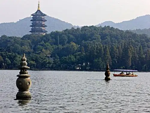 新人教版八年级语文上册《五单元  阅读  18 苏州园林》公开课课件_0