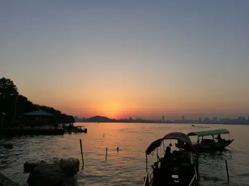 《春游湖》(课堂PPT)